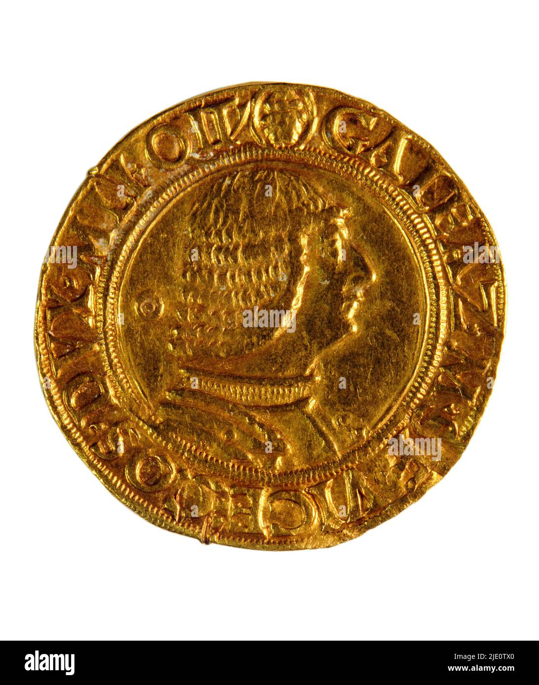 Milán, prueba de oro de la plata Testone acuñó en oro por Galeazzo Maria Sforza en 1474. ESPALDA Escudo de brazos Ducal rematado por un casco coronado, con un escudo y un dragón alado comiendo a un hombre; en ambos lados dos cubos colgando de dos ramas que brotan de las llamas. Foto de stock