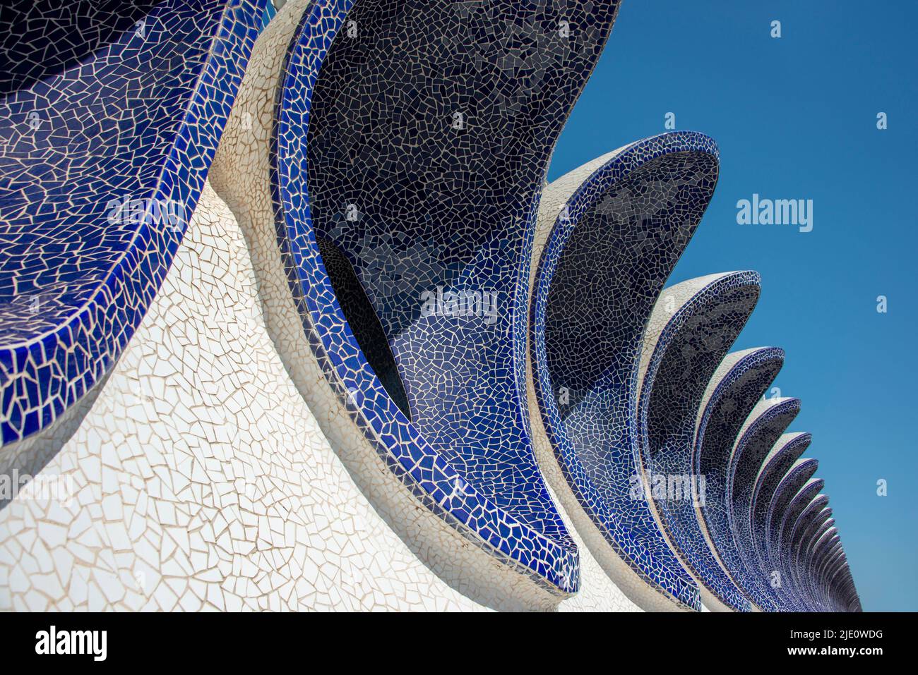 Detalles en mosaico azul y blanco de la arquitectura moderna de la Ciudad de las Artes y las Ciencias de Valencia. Foto de stock