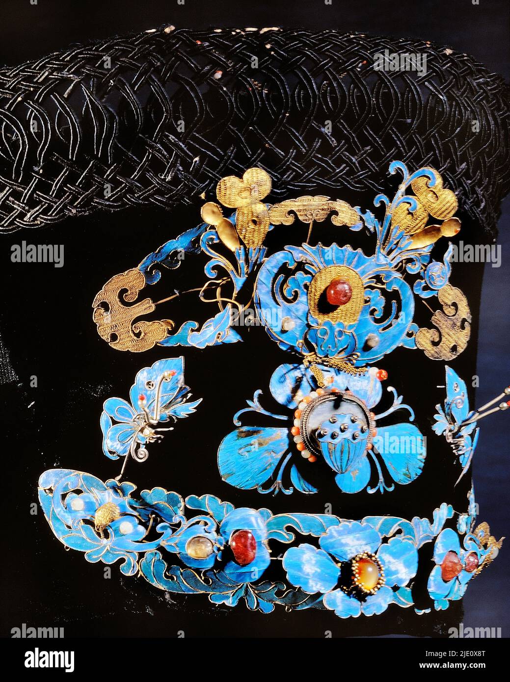 Still-Life, sombrero de terciopelo chino antiguo con decoraciones de metal dorado, piedras semipreciosas y plumas de Kingfisher, siglo XIX. Foto de stock