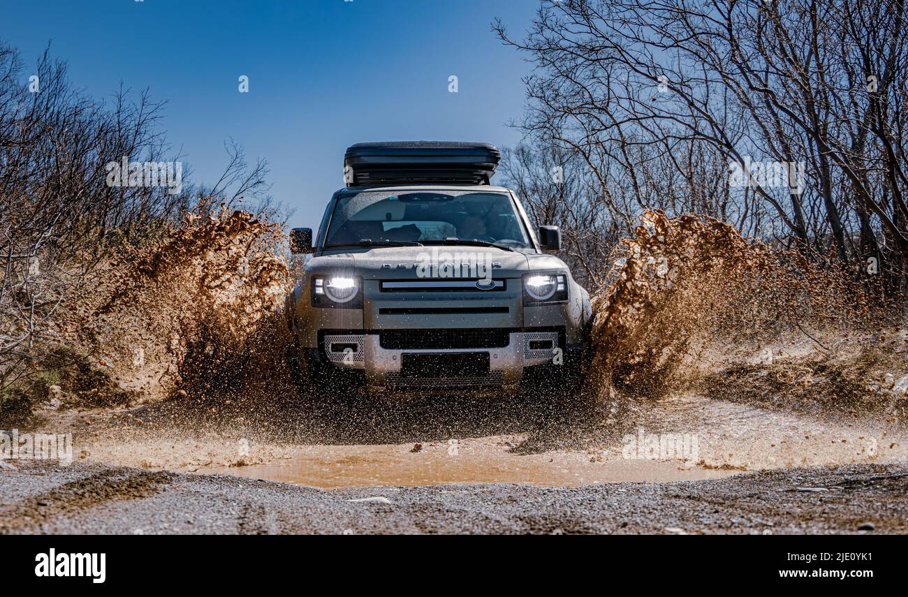 Rybachy, RUSIA - Mayo de 30 2022: Nuevo Land Rover Defender todoterreno. El Land Rover Defender es una serie de vehículos todoterreno y camiones pick-up británicos. Foto de stock