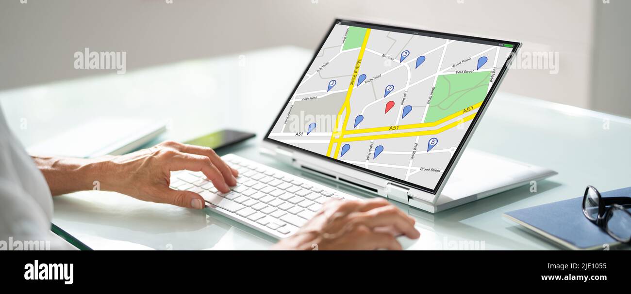 GPS Localización Mapa Buscar en línea en el ordenador portátil Foto de stock