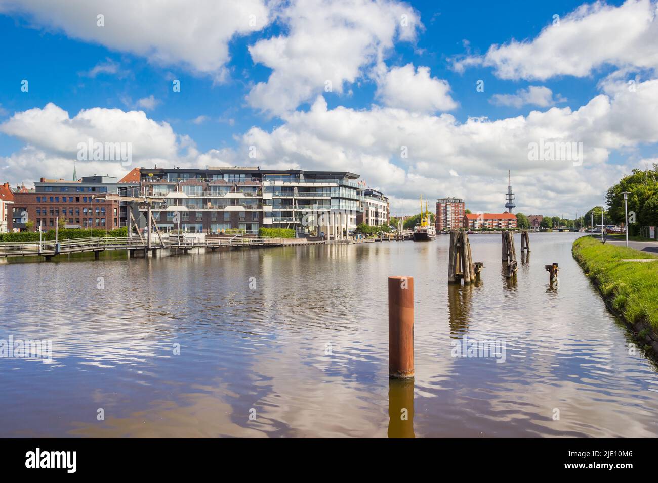 Edificios de apartamentos a orillas del agua en Emden, Alemania Foto de stock