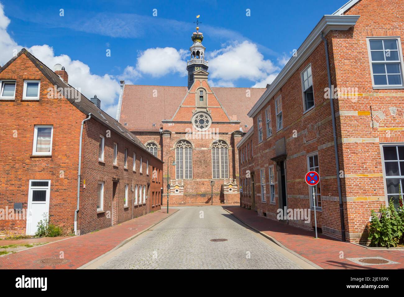 Calle que conduce a la nueva e histórica iglesia de Emden, Alemania Foto de stock