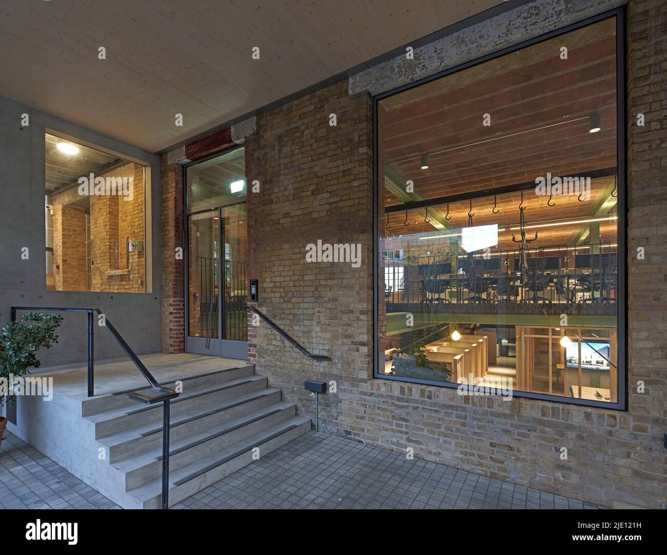 Zona de entrada. 16 Chart Street Engineers Office, Londres, Reino Unido. Arquitecto: Ian Chalk Architects , 2022. Foto de stock