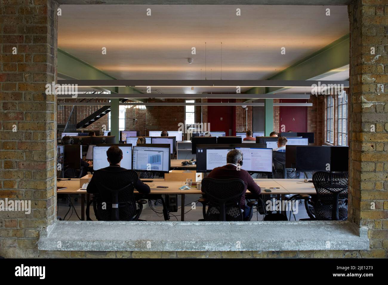 Ingenieros en el trabajo. 16 Chart Street Engineers Office, Londres, Reino Unido. Arquitecto: Ian Chalk Architects , 2022. Foto de stock