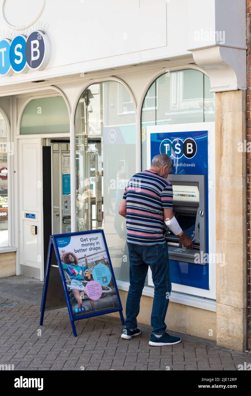 Hombre tomando dinero en efectivo de TSB ATM High Street Lincoln 2022 Foto de stock