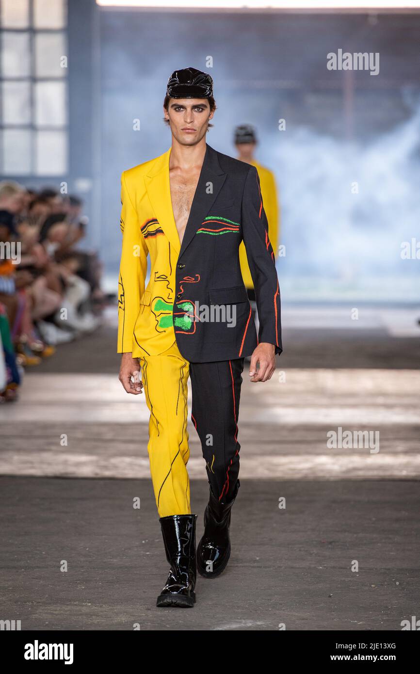 Espectáculo de modas Moschino de la colección para hombre de la Semana de  la Moda de Milán Primavera de verano de 2023. Milán (Italia), 19th de junio  de 2022 (Foto de Matteo