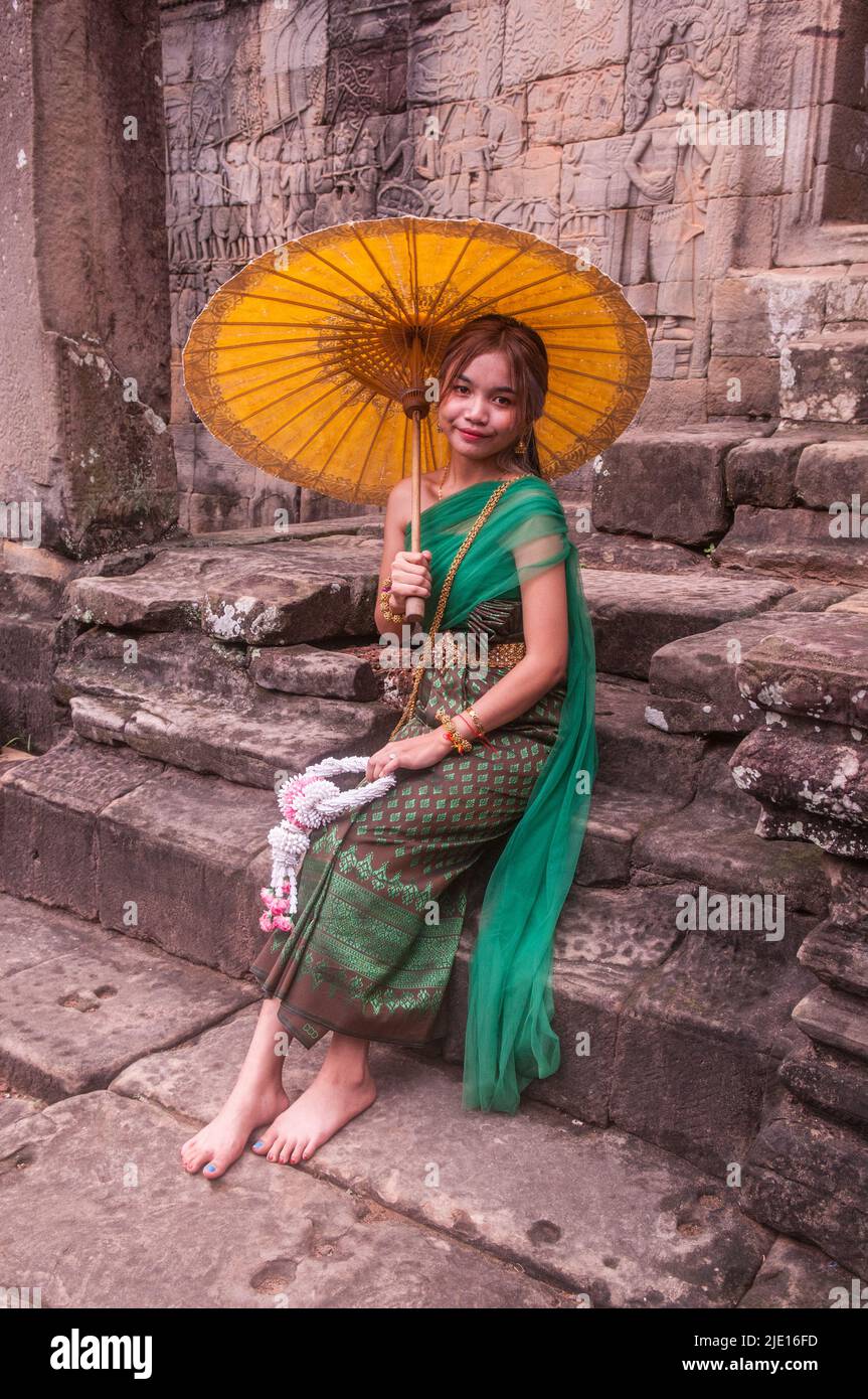 Mujer camboyana con ropa tradicional que ostenta un paraguas en Bayon,  Angkor Thom, Angkor Archeological Park, provincia de Siem Reap, Camboya. ©  Kraig Lieb Fotografía de stock - Alamy