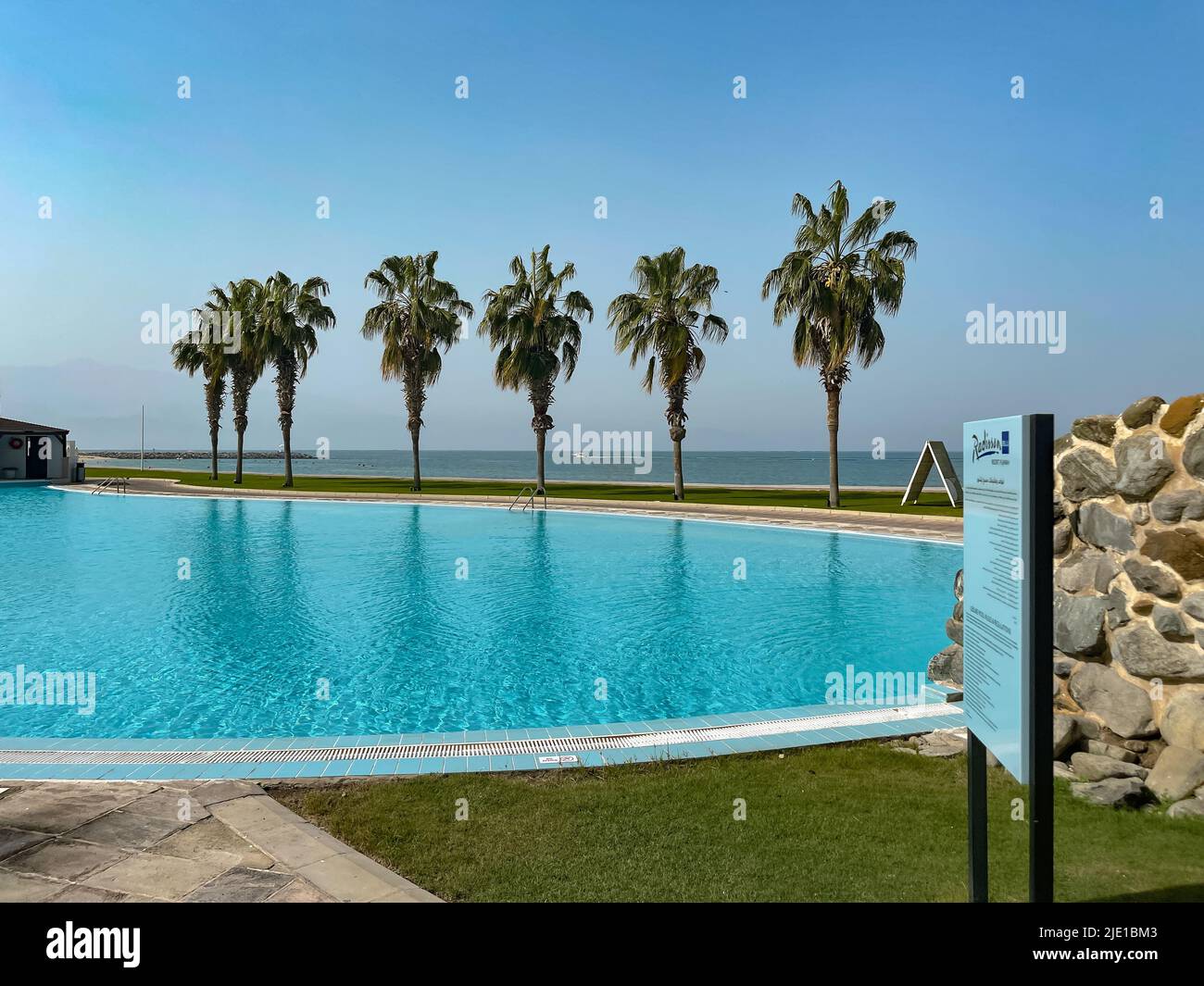 Tropical Resort - verano gateaway - vacaciones relajantes con palmeras, piscina y playa en los Emiratos del Norte de los Emiratos Árabes Unidos Foto de stock