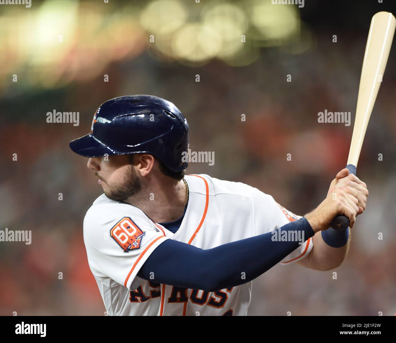 El jardinero derecho de los Astros de Houston Kyle Tucker (30) batea en
