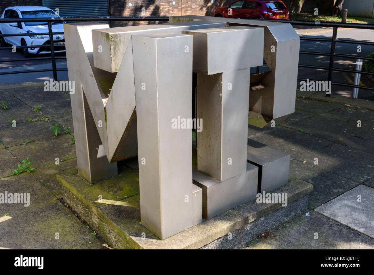 UMIST Cube, una escultura de Christopher Rose-Innes y Stockport Sheet Metal. Campus UMIST, Universidad de Manchester, Manchester, Inglaterra, Reino Unido Foto de stock