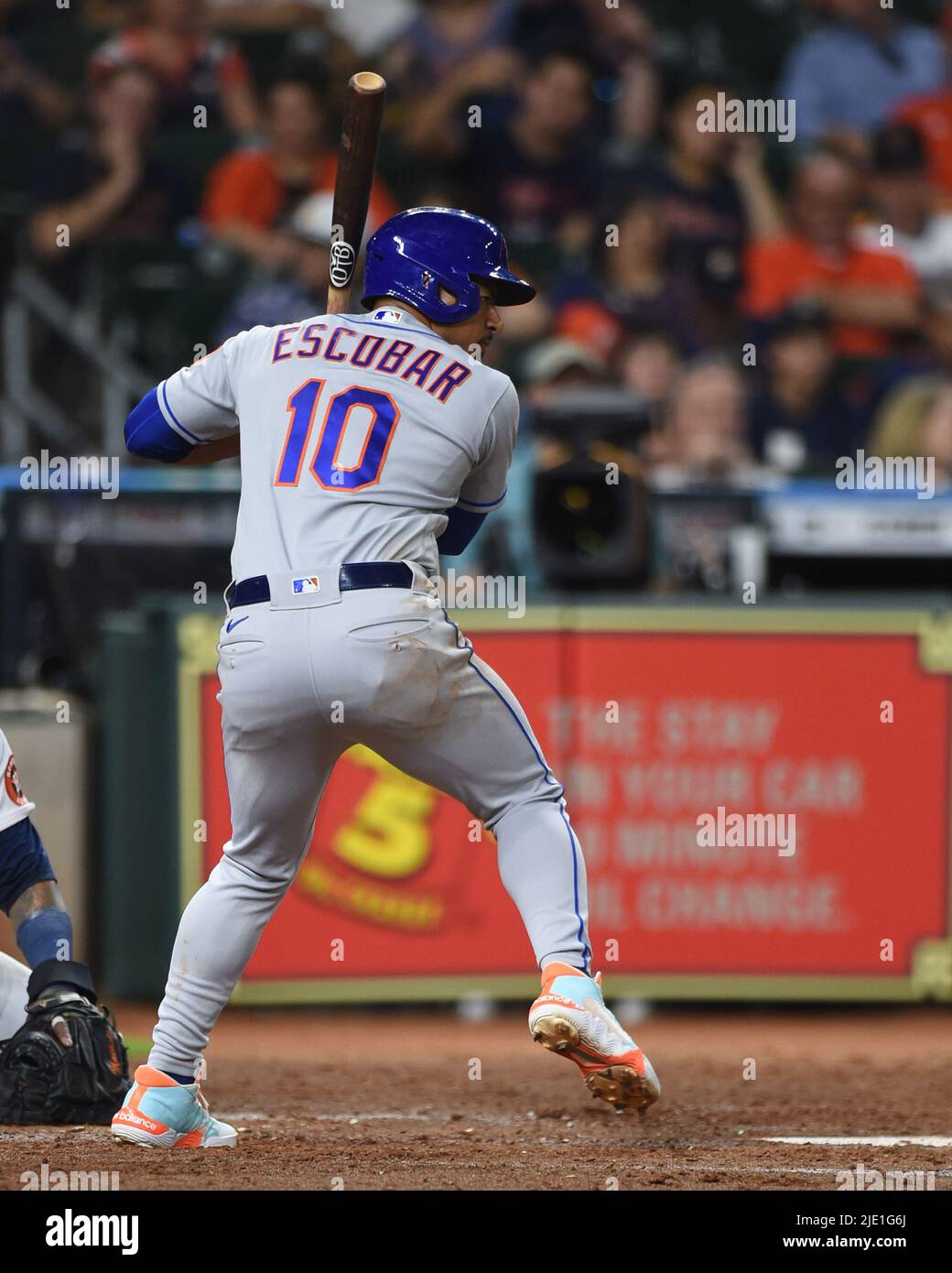 El tercer baseman de los New York Mets Eduardo Escobar (10) golpea un home  run solo (353 pies) al campo derecho en la parte superior de la séptima  entrada del juego MLB