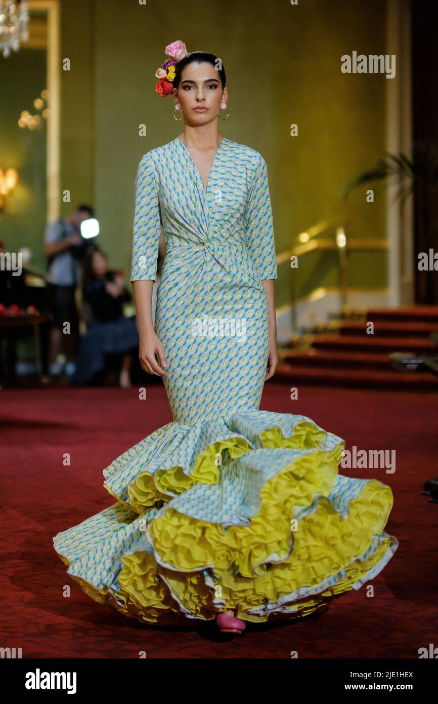 Madrid, España. 23rd junio de 2022. Un modelo muestra el diseño SIMOF, vestidos de flamenca en el Hotel Wellington de Madrid. (Foto de Atilano Garcia/SOPA Images/Sipa USA) Crédito: SIPA USA/Alamy