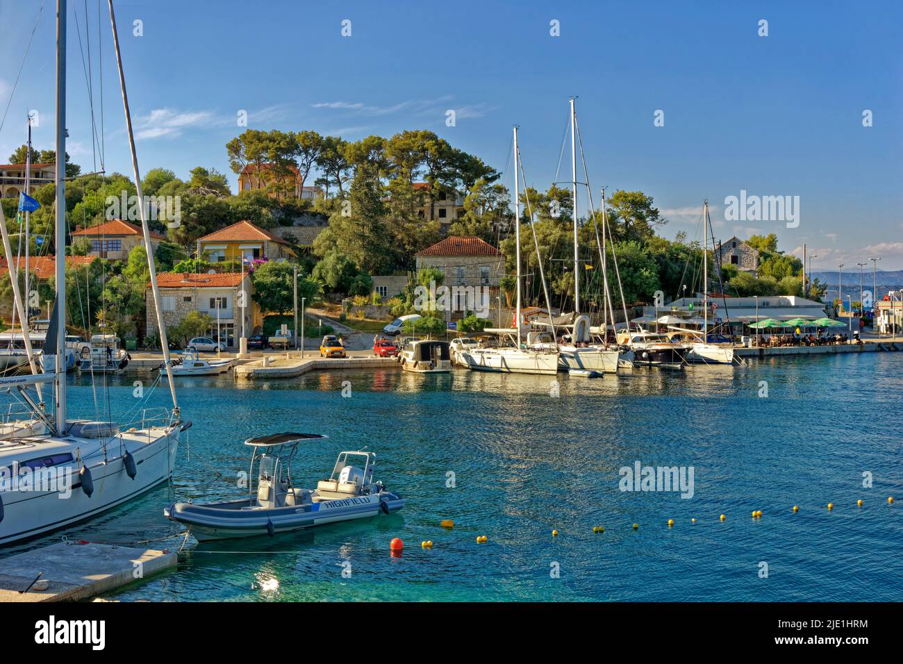 Rogač pueblo portuario en la isla de Solta en Croacia. Foto de stock