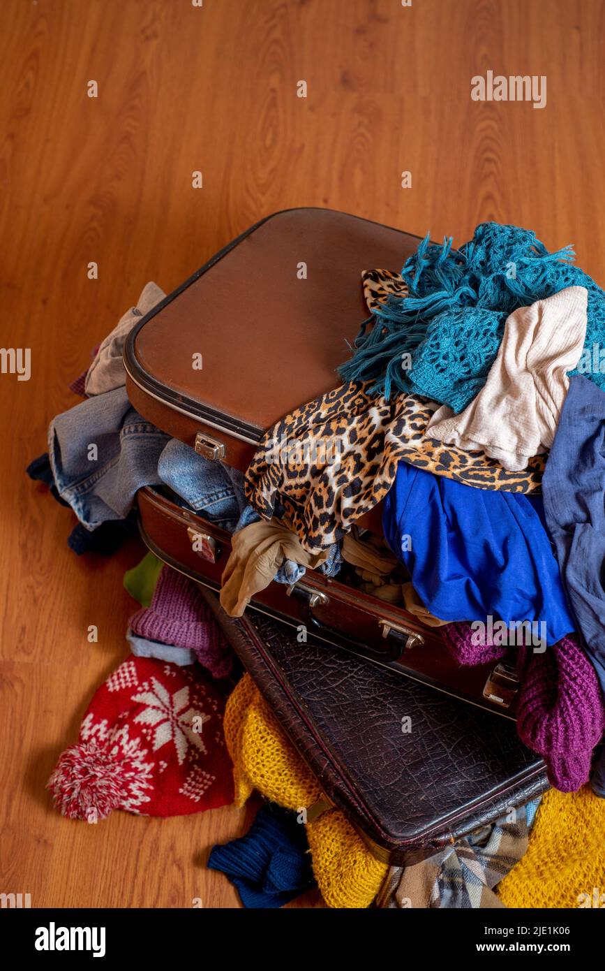 Maletas viejas rebosantes con ropa de segunda mano en el Armario de clasificación y textiles. Limpieza del armario. Vida sostenible Fotografía de stock - Alamy