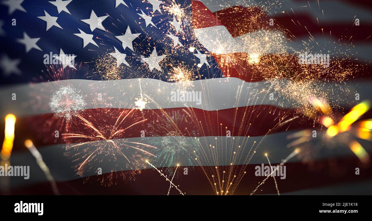 Bandera americana ondeando con fuegos artificiales celebrando el 4th de julio. Independencia, Memorial, Celebración, concepto de fuegos artificiales. Foto de stock