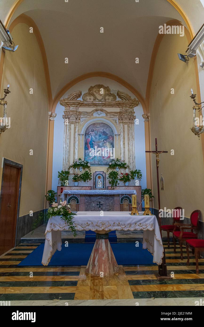 Gaeta, Latina, Lazio. Santuario de la Montaña Split. santuario del siglo 11th erigido en la grieta de una roca con vista al mar, dentro de un parque urbano. Foto de stock