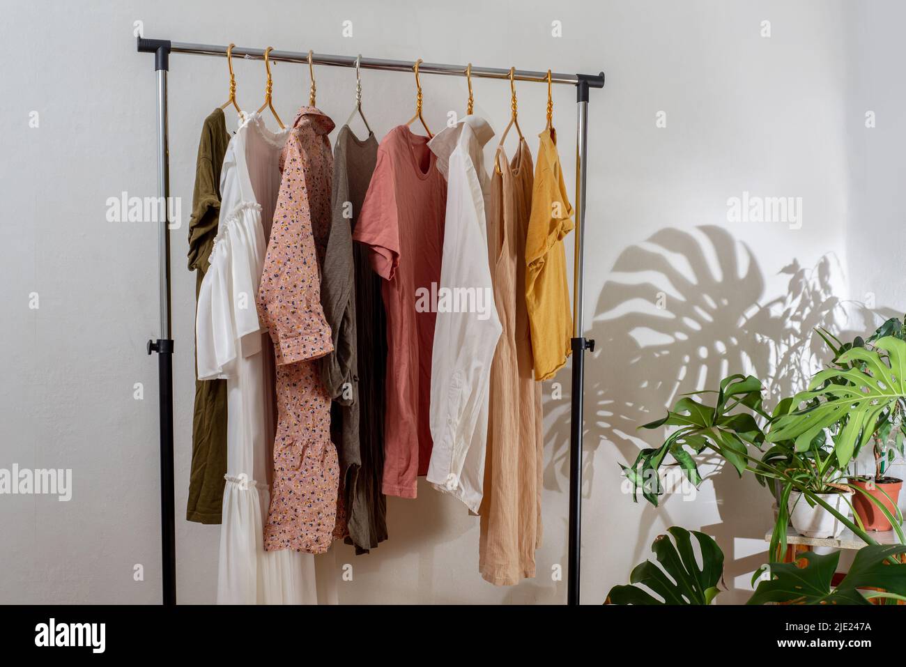 Cita Grasa Mar Riel de la ropa ropa armario interior fotografías e imágenes de alta  resolución - Alamy