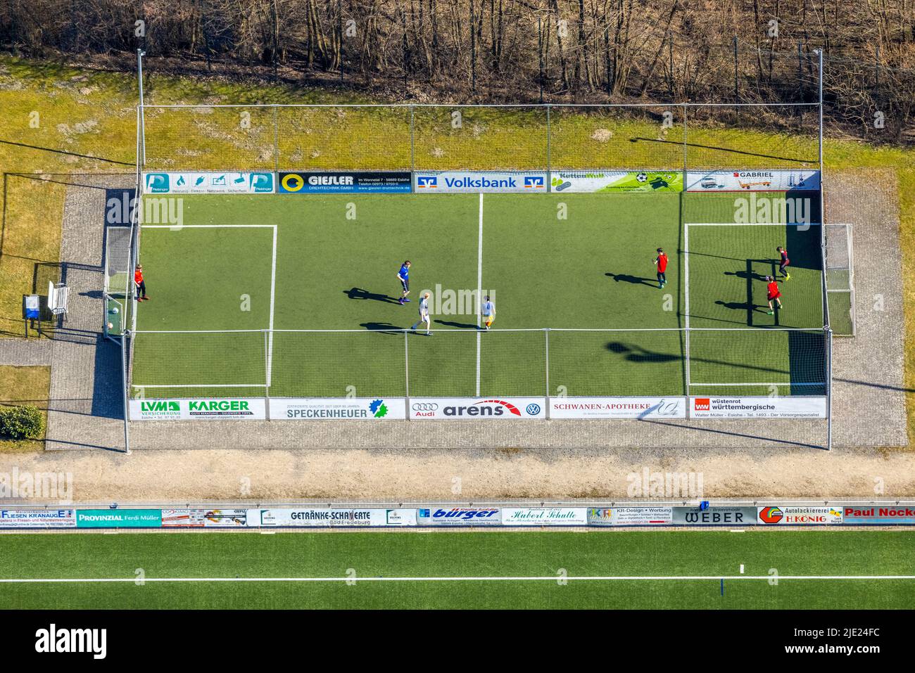 Vista aérea, zona de juegos cercada de fútbol con jugadores jóvenes, Eslohe, Eslohe, Sauerland, Renania del Norte-Westfalia, Alemania, Luftbild, eingezäunter Fußball Foto de stock