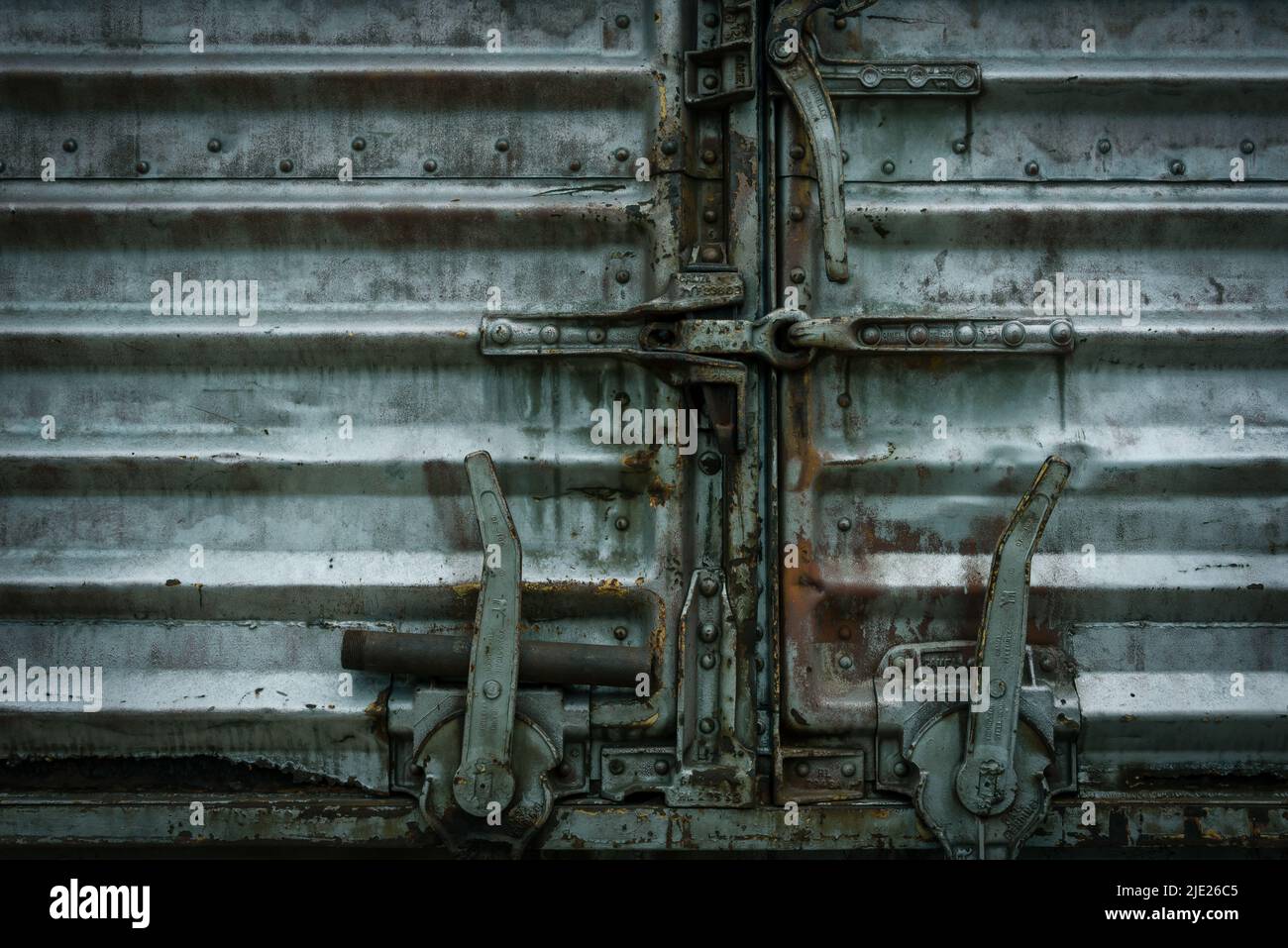 Material rodante de ferrocarril viejo y maltratado con cerradura de puerta en américa, Estados Unidos Foto de stock