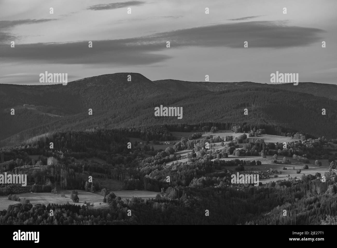 Vista del paisaje desde las montañas Krkonose en primavera por la noche de verano cerca de la aldea de Roprachtice Foto de stock