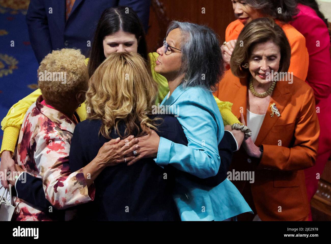 El Presidente de la Cámara de Representantes de los Estados Unidos, Nancy Pelosi (D-CA), celebra junto con la Cámara de Representantes de los Estados Unidos Demócratas después de aprobar la 'Ley de Comunidades Seguras Bipartidistas' de seguridad de armas aprobada por el Senado de los Estados Unidos durante una votación final en la Cámara de Representantes en Capitol Hill en Washington, el 24 de junio de 2022. REUTERS/Jim Bourg Foto de stock
