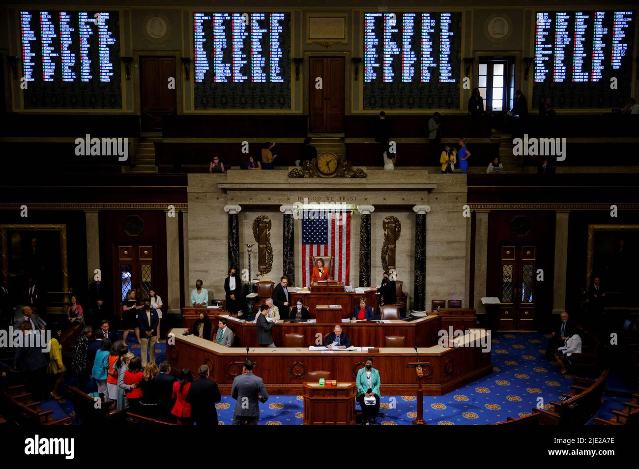 La presidenta de la Cámara de Representantes de los Estados Unidos, Nancy Pelosi (D-CA), encabeza la Cámara de Representantes de los Estados Unidos en aprobar la ley de seguridad de armas de la 'Ley de Comunidades Seguras Bipartidistas' en la Cámara de Representantes en Capitol Hill en Washington, 24 de junio de 2022. REUTERS/Jim Bourg Foto de stock