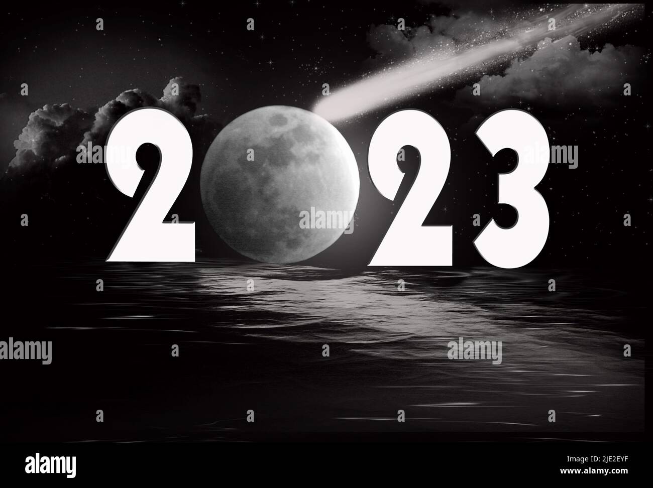 Año Nuevo 2023 Luna llena y cometa con reflejo de agua negra Foto de stock