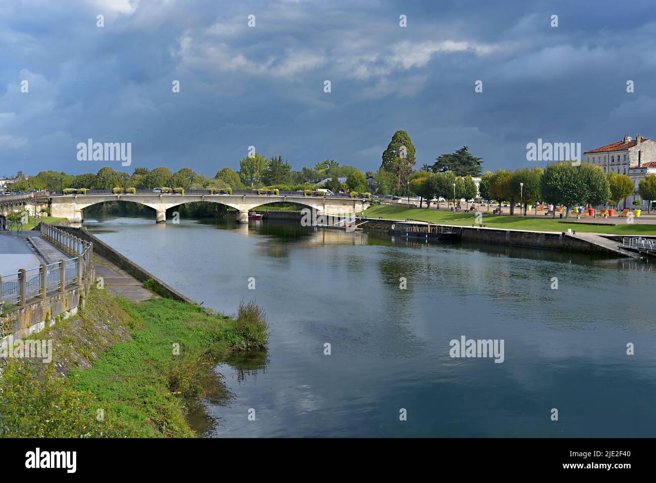 Río Charente y puente en Saintes, una comuna y ciudad histórica en el oeste de Francia, en el departamento de Charente Marítimo Foto de stock