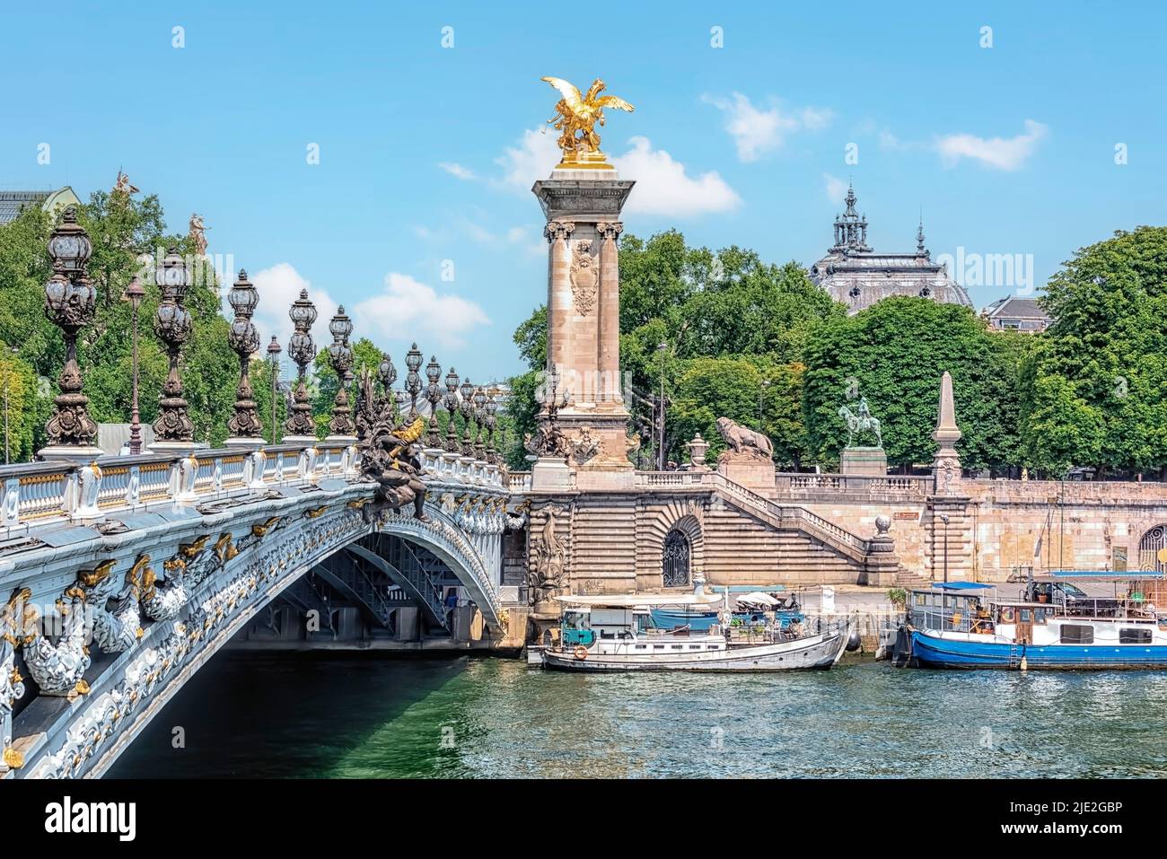 Alexandre III en la ciudad de París Foto de stock