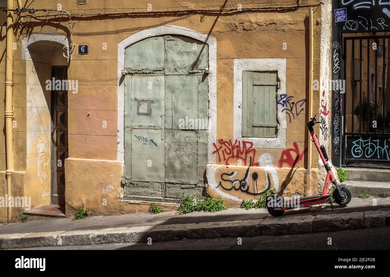 Marsella, Francia, 2022 de mayo, scooter aparcado en una calle estrecha en el distrito de Le Panier Foto de stock