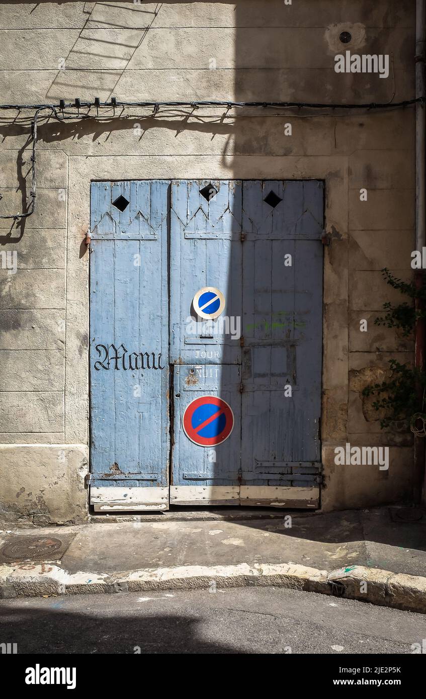 Vista de una antigua puerta de madera azul, en el distrito Le Panier, Marsella Foto de stock