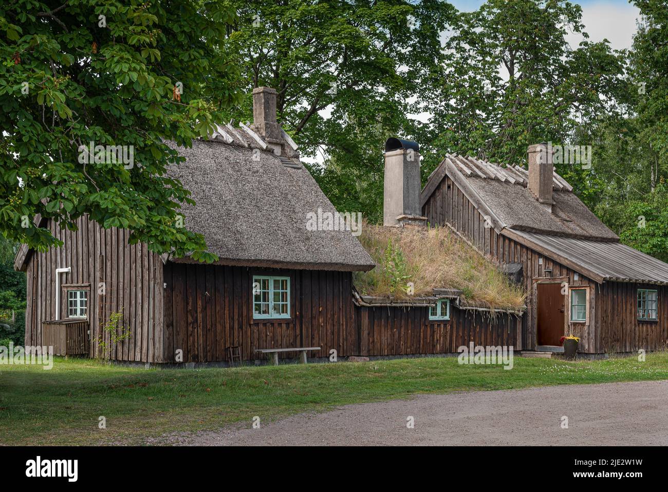 Karlstorpsstugan es una antigua casa de campo con techo de paja donde el rey sueco Carlos XII pasó una noche, Halmstad, Suecia, el 20 de junio de 2022 Foto de stock