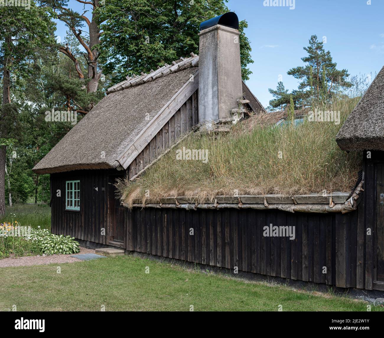 Karlstorpsstugan es una antigua casa de campo con techo de paja donde el rey sueco Carlos XII pasó una noche, Halmstad, Suecia, el 20 de junio de 2022 Foto de stock