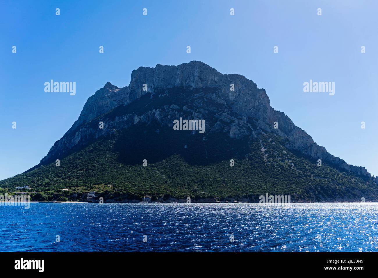 La isla de Tavolara en el Golfo de Olbia es el reino más pequeño del mundo (Cerdeña/Italia) Foto de stock