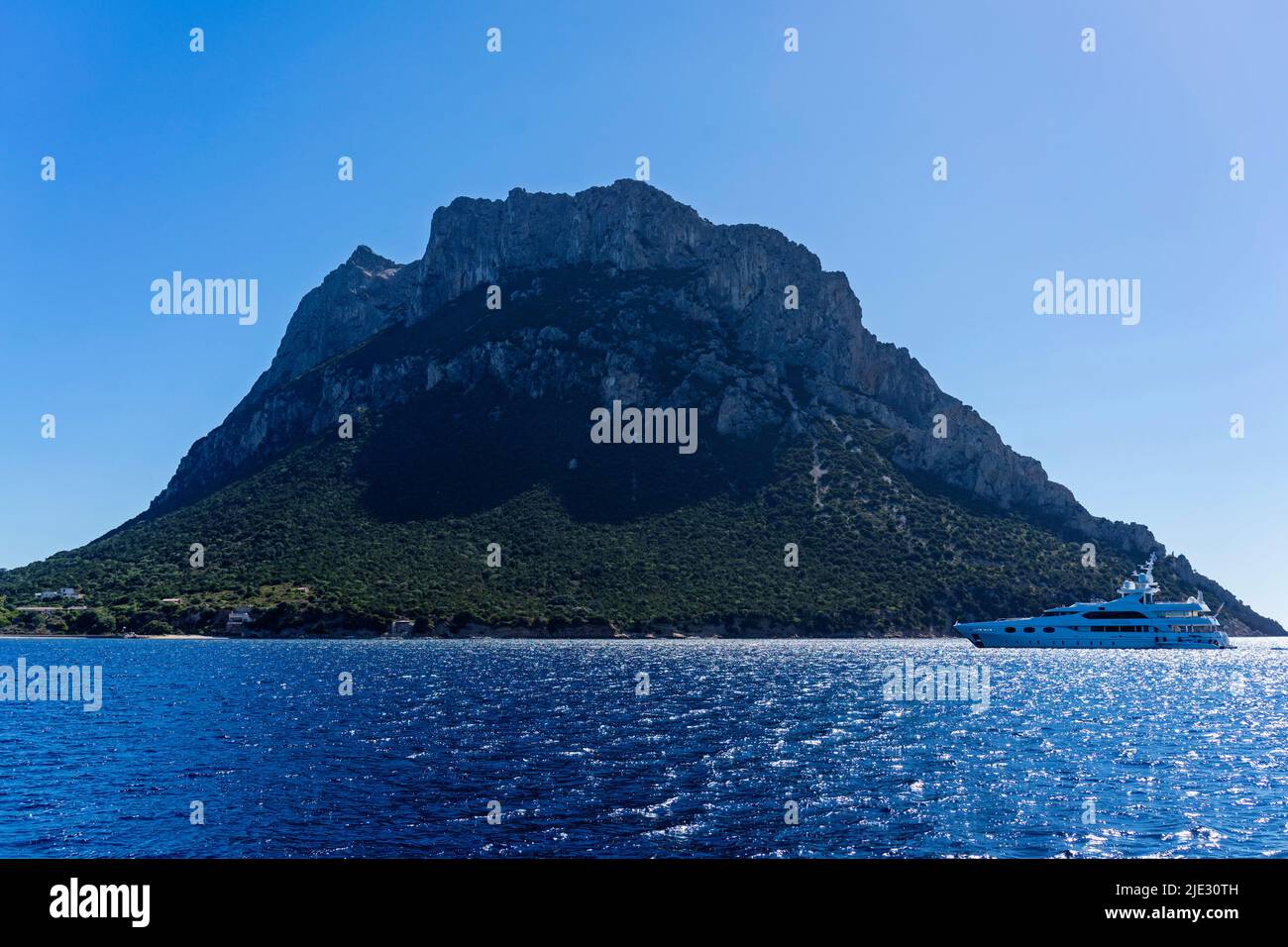 Playa de Tavolara. La isla de Tavolara en el Golfo de Olbia es el reino más pequeño del mundo (Cerdeña/Italia) Foto de stock