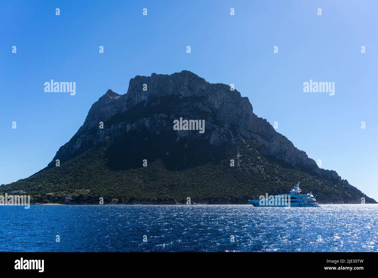 La isla de Tavolara en el Golfo de Olbia es el reino más pequeño del mundo (Cerdeña/Italia) Foto de stock