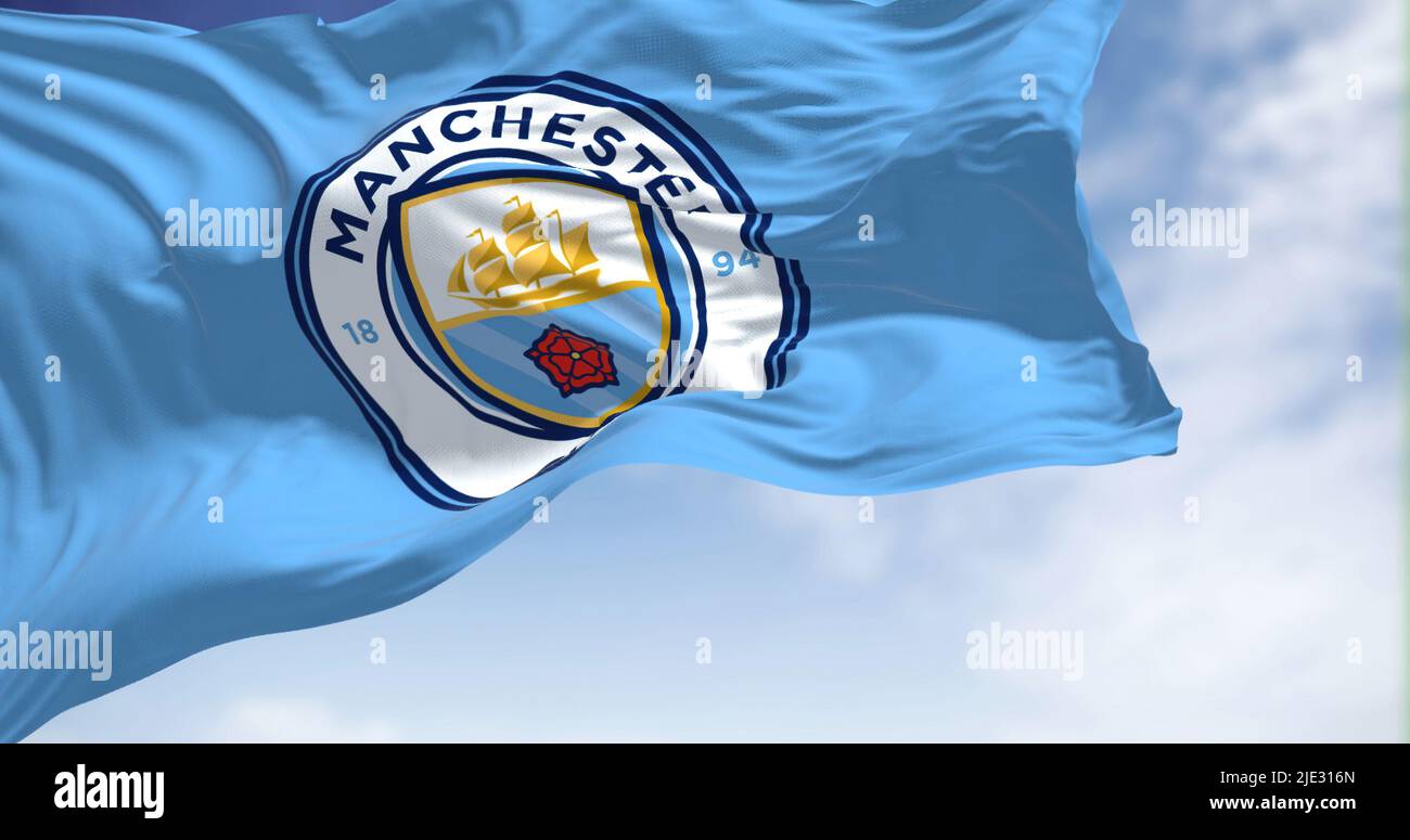 Manchester, Reino Unido, 2022 de mayo: La bandera del Manchester City Football Club ondeando en el viento en un día claro. El Manchester F.C. es un club de fútbol profesional Foto de stock