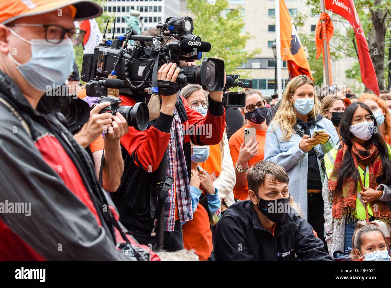 Periodistas Canadienses que cubren la Marcha de Montreal por el Día Nacional de la Verdad y la Reconciliación destacando el oscuro pasado de las Escuelas Residenciales Indígenas en Canadá Foto de stock