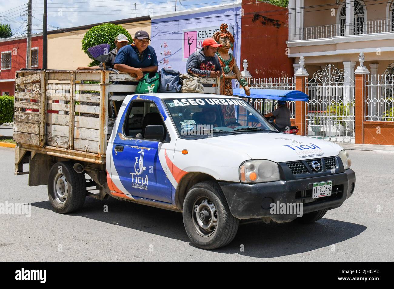 Trabajadores mexicanos parados en la parte trasera de un camión, Ticil, Yucatán, México Foto de stock