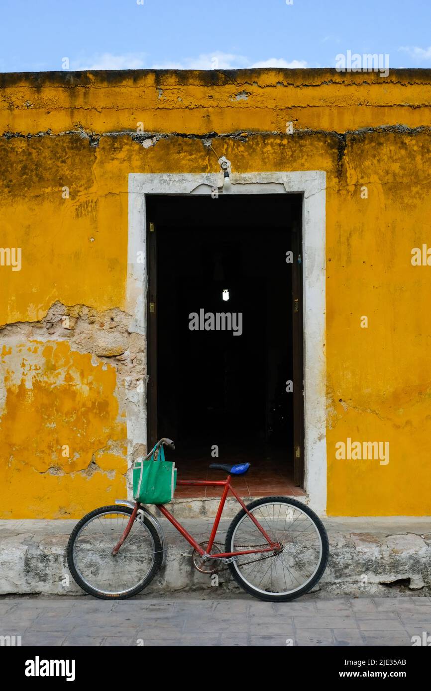 Bicicleta delante de la casa, Izmal, Yucatán, México Foto de stock