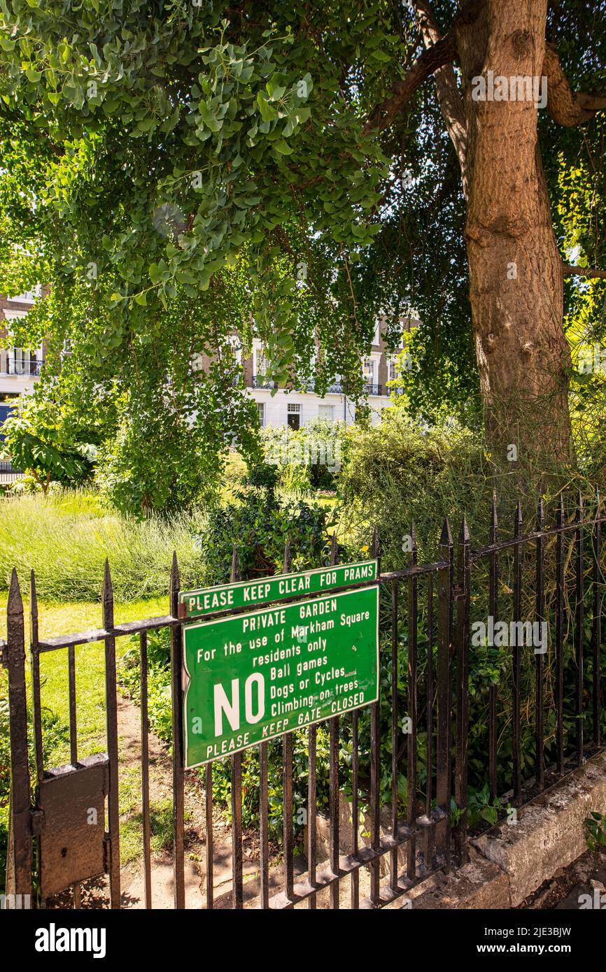 Firme en la puerta de los jardines de Markham Square, Chelsea, Londres; establecido en 1836. Un jardín comunitario cerrado al que sólo tienen acceso los residentes Foto de stock