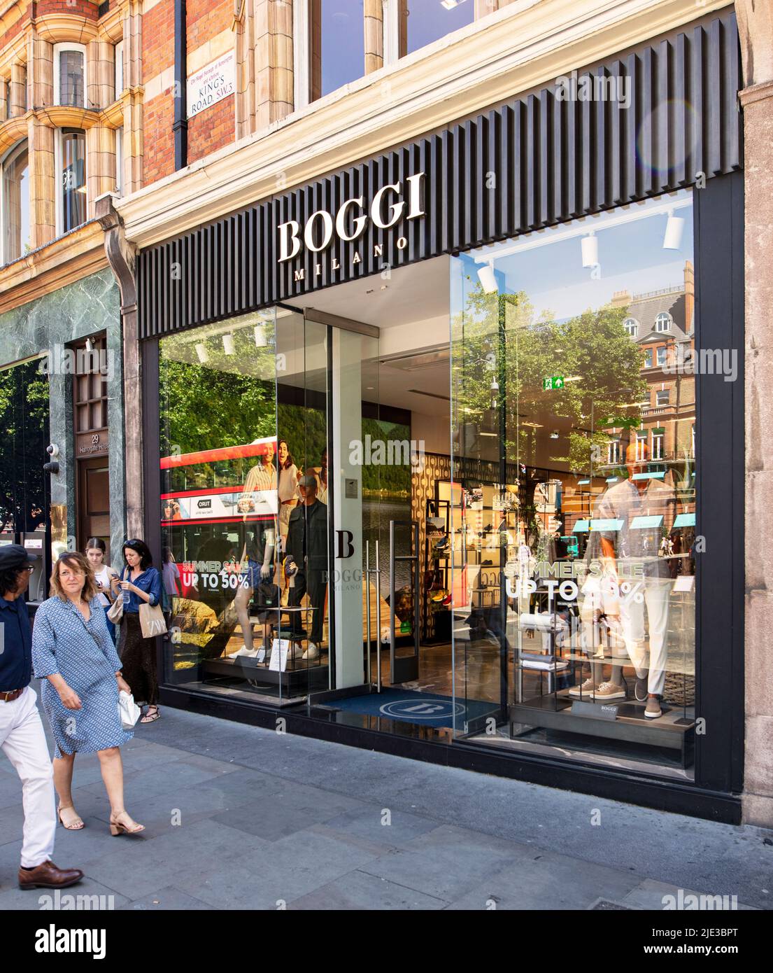 Fachada de Boggi, una tienda de ropa de moda de primera clase, 28 Sloane Square, Kensington y Chelsea, Londres Foto de stock