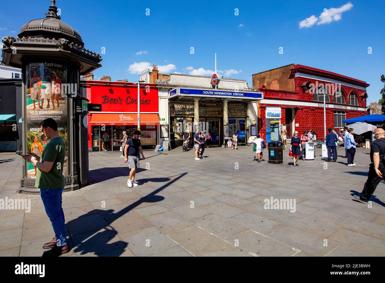 South Kensington Underground, Londres, Reino Unido; la gran plaza frente a la estación de metro en un soleado día de verano Foto de stock