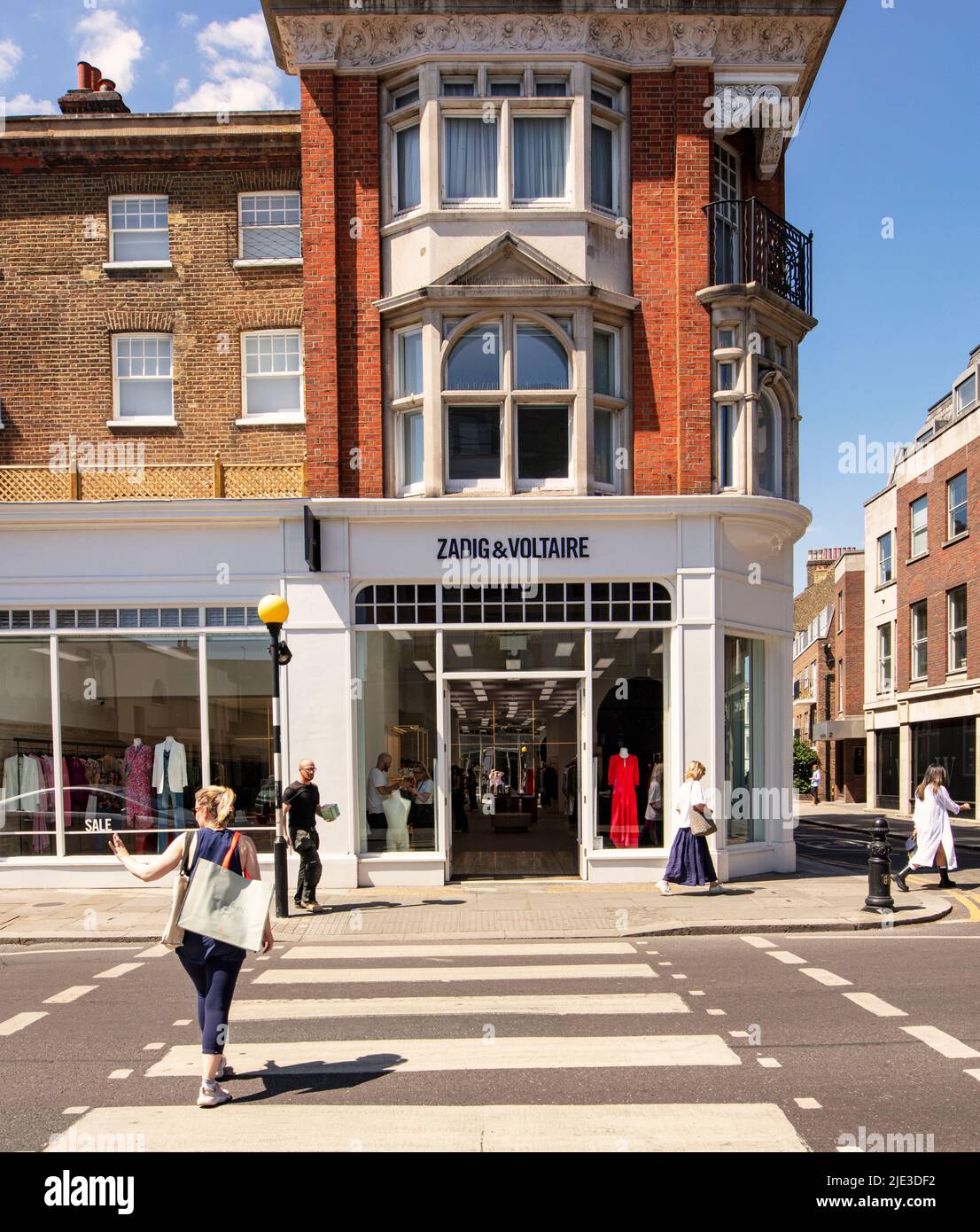 The King's Road, Londres, Reino Unido; una calle comercial de moda asociada con 1960s Swinging London; mostrando la tienda Zadig y Voltaire Foto de stock