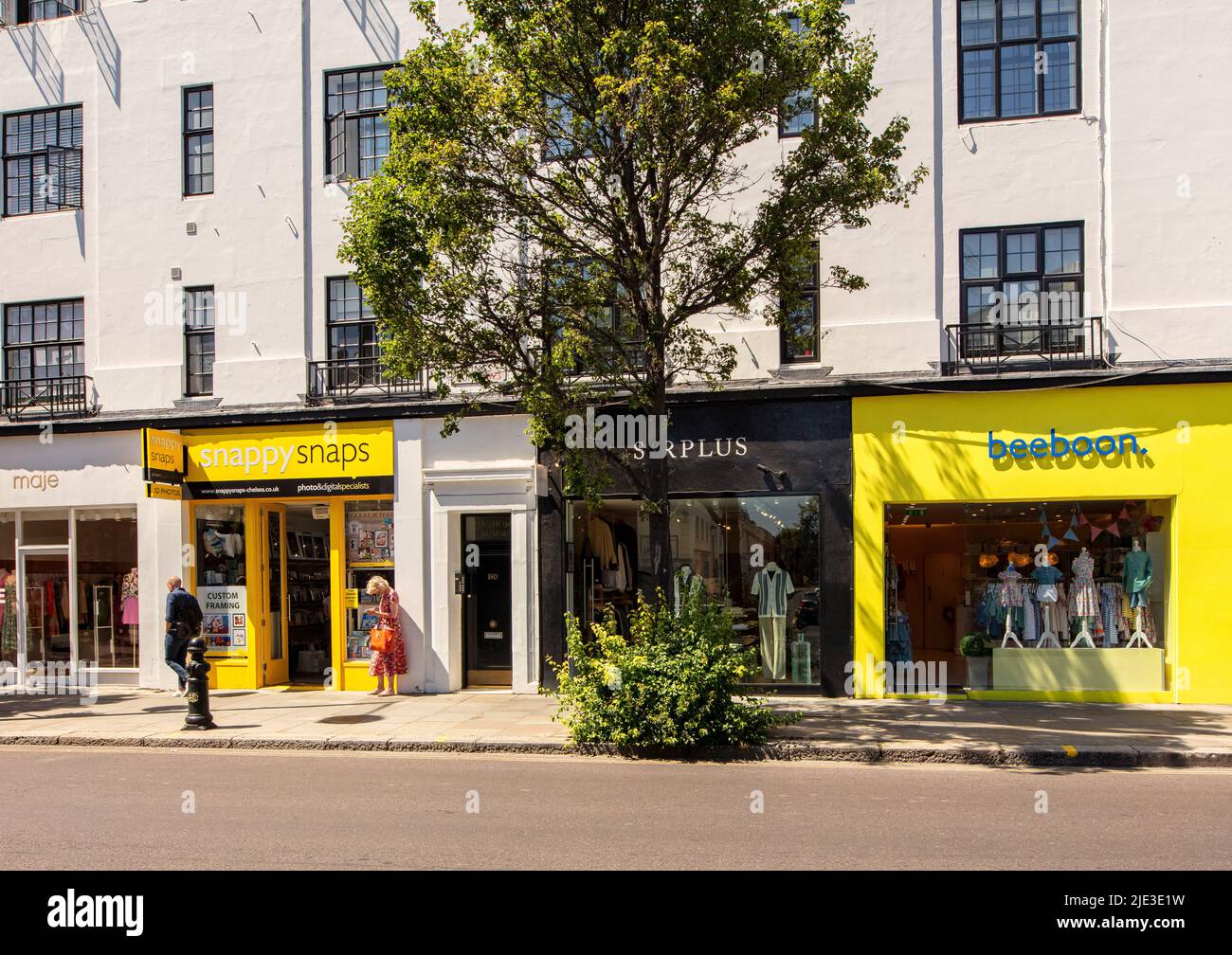 El King's Road, Londres, Reino Unido; una calle de tiendas de moda que funciona a 2 millas de Fulham a Sloane Square; asociado con el Londres Swinging 1960s. Foto de stock