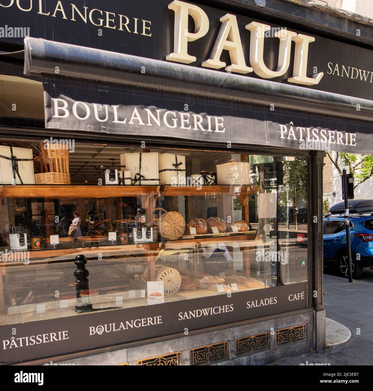 La tienda Paul en King's Road, Londres, Reino Unido, vende pan y pasteles; una calle de tiendas de moda que se encuentra a 2 km de Fulham a Sloane Square Foto de stock
