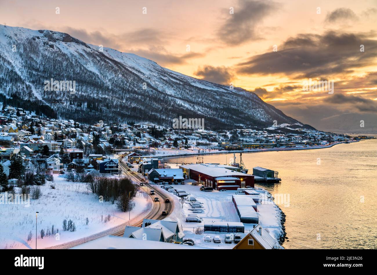 Puesta de sol en invierno en Tromso, Noruega Foto de stock