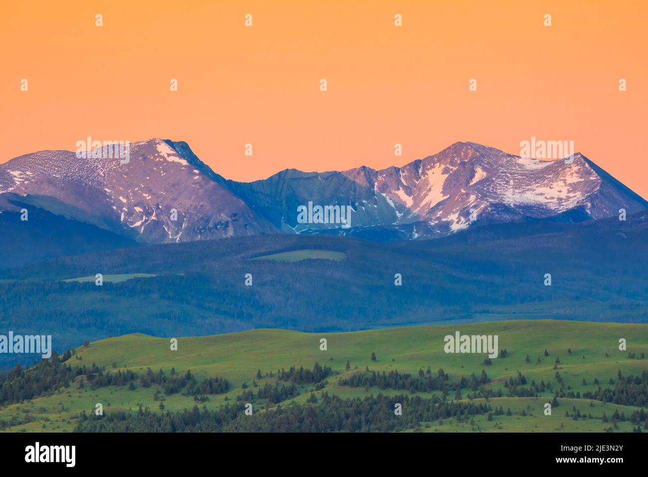 primera luz en los picos de la cadena de riachuelos flint cerca de garrison, montana Foto de stock