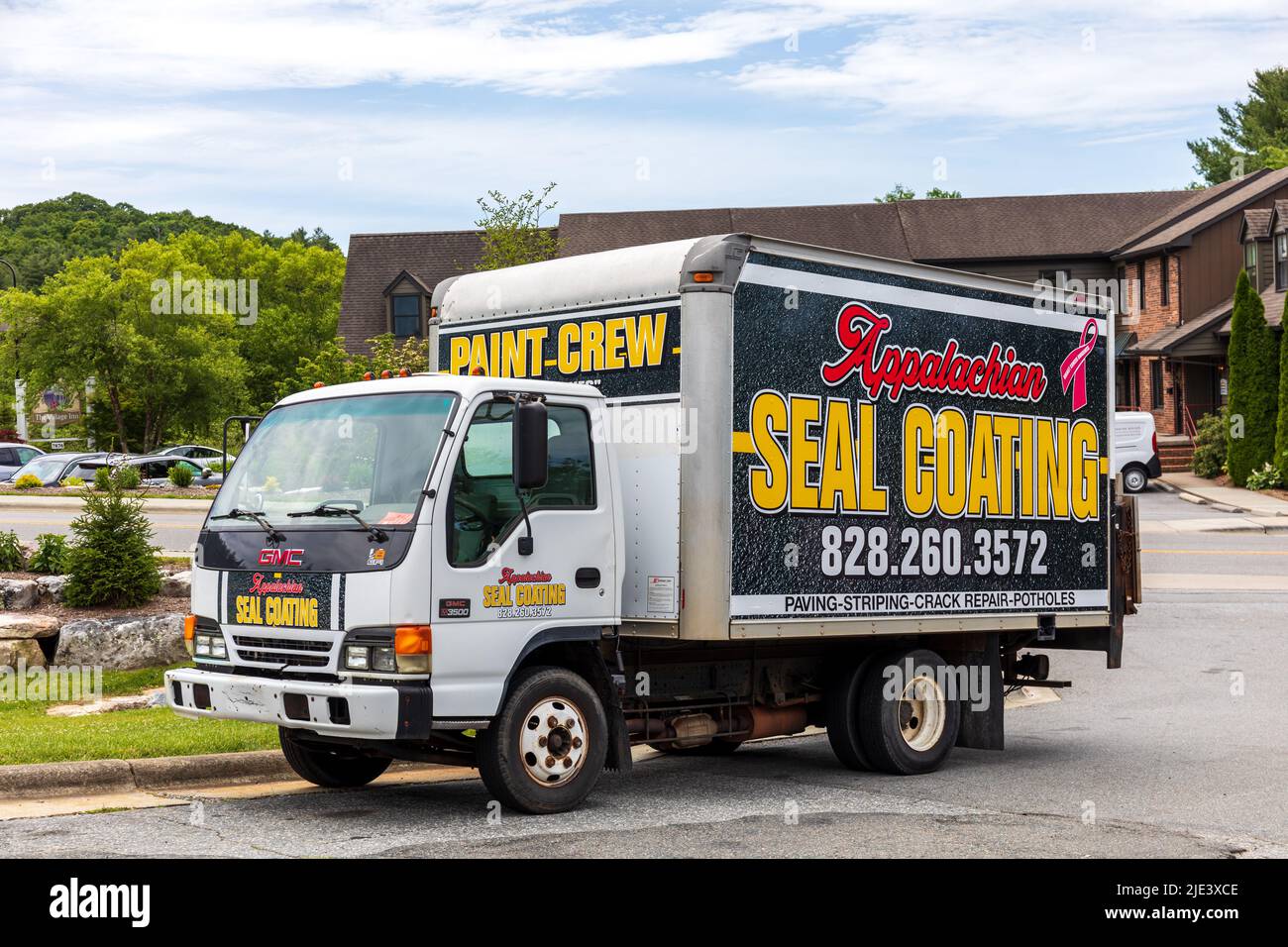 BLOWING ROCK, NC, EE.UU.-20 JUNIO 2022: Camiones comerciales que anuncian recubrimiento de Sello Apalache, pavimentación-estriado-reparación de grietas-baches. Foto de stock